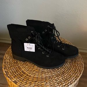 BNWT St. John’s Bay Hiker Lace Up Ankle Boots Size 11 Black